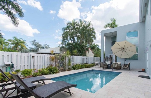 Hollywood Lakes Cottage | Hollywood Dream House - 5 Bedroom with Heated Pool