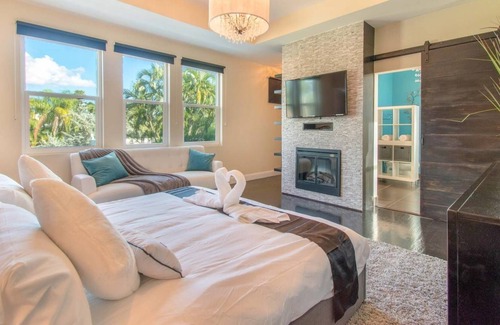 Hollywood Lakes Cottage | Hollywood Dream House - 5 Bedroom with Heated Pool