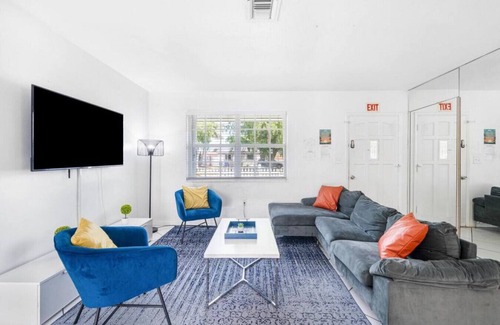 West Hollywood House | Hollywood Glamour & Comfort