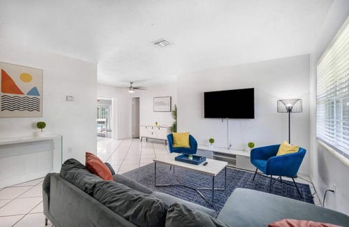 West Hollywood House | Hollywood Glamour & Comfort