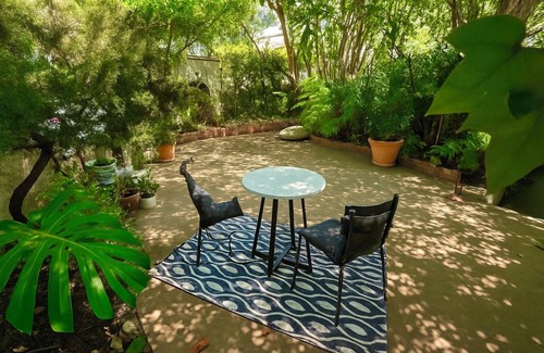 Hollywood Hills West Cottage | Hollywood Hills Guest House+Views+Outdoor Patio+Garden+Free Street Parking