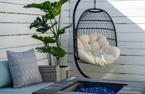 Mid City Apartment | Hollywood House With Large Yard