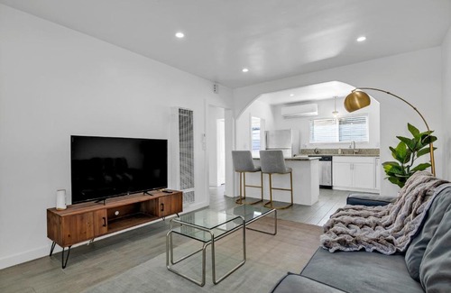 Mid City Apartment | Hollywood House With Large Yard