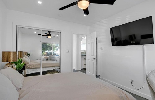 Mid City Apartment | Hollywood House With Large Yard