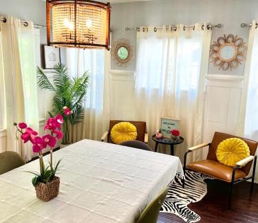 Hollywood House | Hollywood house with parking - walk to attractions