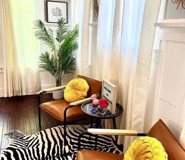Hollywood House | Hollywood house with parking - walk to attractions
