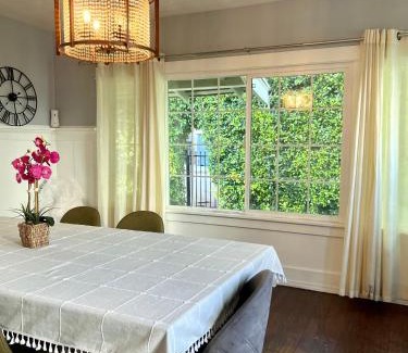 Hollywood House | Hollywood house with parking - walk to attractions