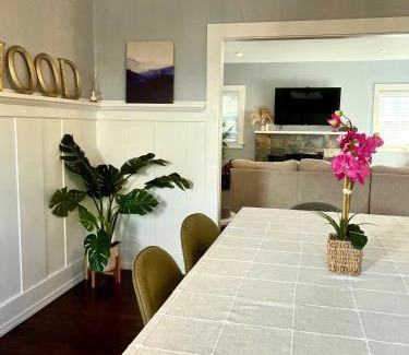 Hollywood House | Hollywood house with parking - walk to attractions
