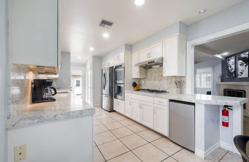 Valley Glen House | Hollywood villa, pool, game room Universal Studios