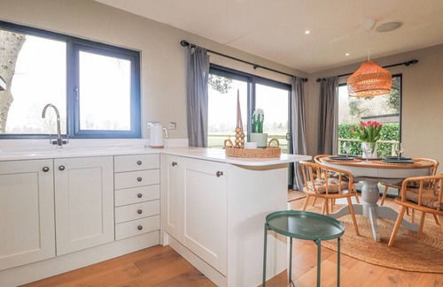 Busbridge Cottage | HOLM OAKS COTTAGE, pet friendly, with open fire in Godalming