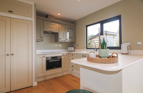 Busbridge Cottage | HOLM OAKS COTTAGE, pet friendly, with open fire in Godalming