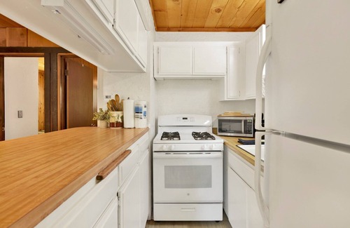Sugarloaf Cabin | Holmes Away from Home - Cozy Big Bear Retreat