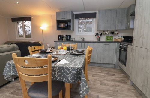 Market Drayton Cottage | HOLMSIDE, with hot tub in Market Drayton