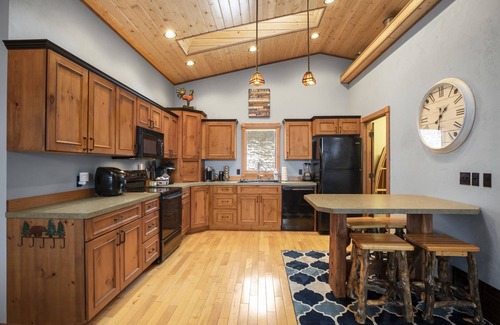 Wolf Creek Cabin | HOLTER LAKE RETREAT