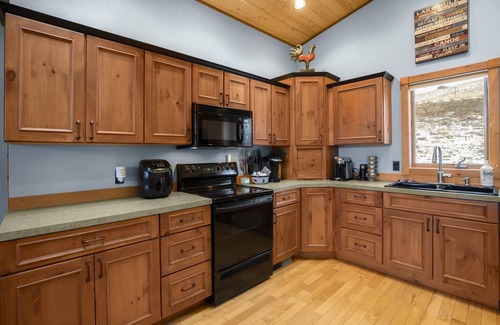 Wolf Creek Cabin | HOLTER LAKE RETREAT