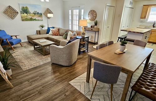 Valdosta House | Holy Cow! Sleeps 10-Central Location-4 Bedrooms-2-Smart TVs-Grill & Pet Friendly