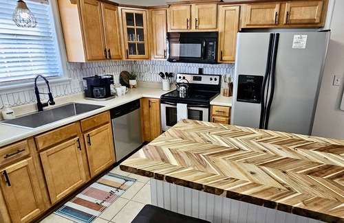 Valdosta House | Holy Cow! Sleeps 10-Central Location-4 Bedrooms-2-Smart TVs-Grill & Pet Friendly