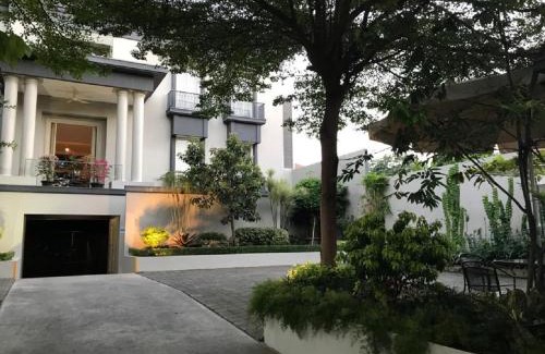 Grogol Utara House | Home 899 Patal Senayan