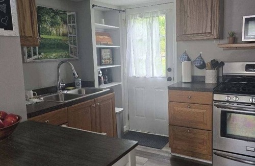Oberlin Cottage | Home Away From Home - Cozy Stay Near College