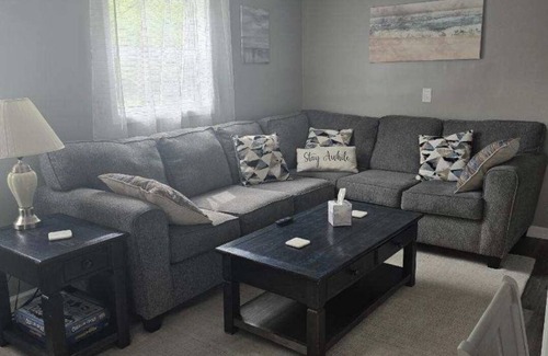 Oberlin Cottage | Home Away From Home - Cozy Stay Near College