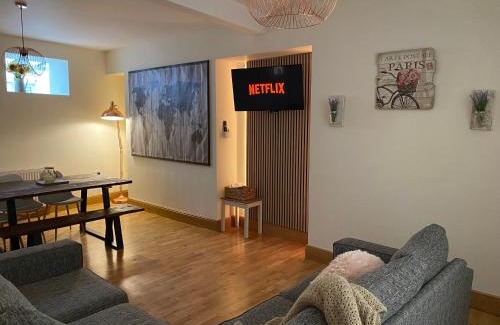 Cwmbrwla House | Home away from Home - Eaton house