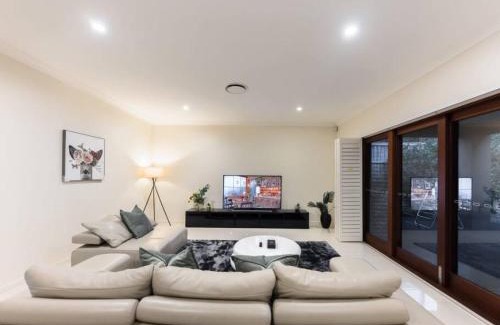 Rochedale House | Home away from home Grand Family Mansion