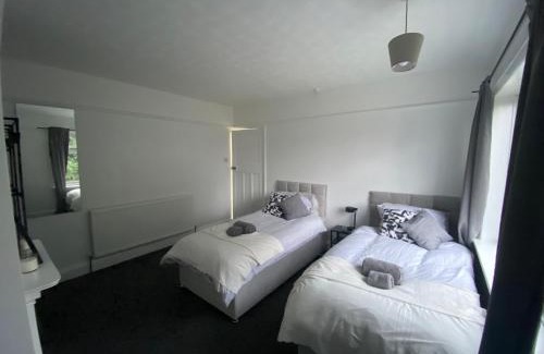 Derby House | Home Away From Home Near Derby City Centre - Sleep upto 7