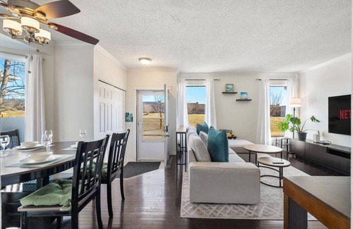Southeast Calgary Apartment | Home Away From Home » Pet Friendly » Work Space