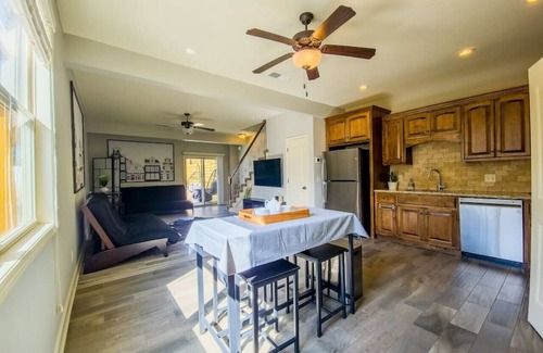 Tracy House | Home Away from Home Close to KCI Airport, Weston