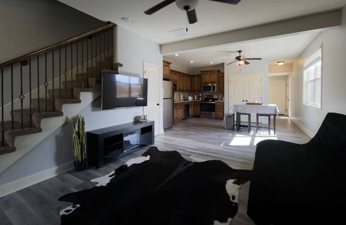 Tracy House | Home Away from Home Close to KCI Airport, Weston