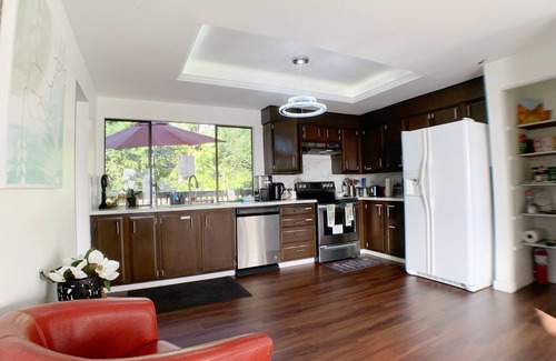 Bridle Trails House | 🍿🎦 Home Cinema, Sandy Beaches, Hiking Trails, Parks