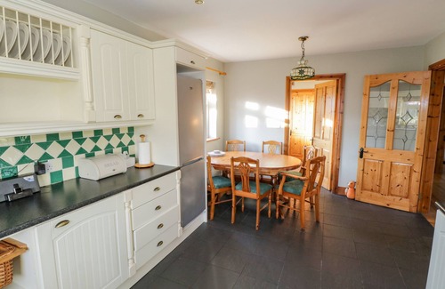 Crosswell Cottage | HOME FARM RETREAT, family friendly in Williamstown, County Galway