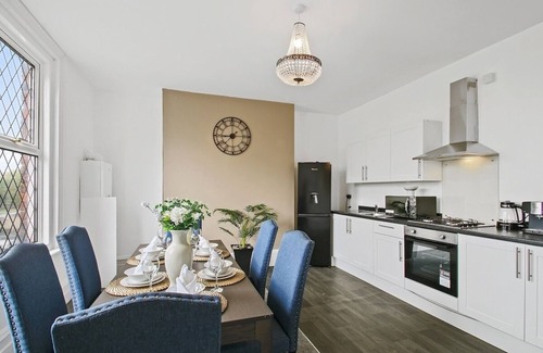Leeds House | Home in Woodhouse, Leeds | Free Parking|Free WiFi