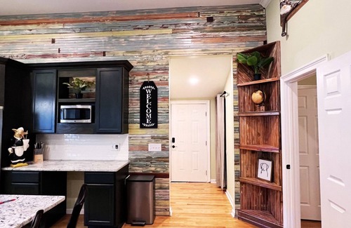 Columbia House | Home Near USC, Perfect for Families & Graduations - Deja Blues