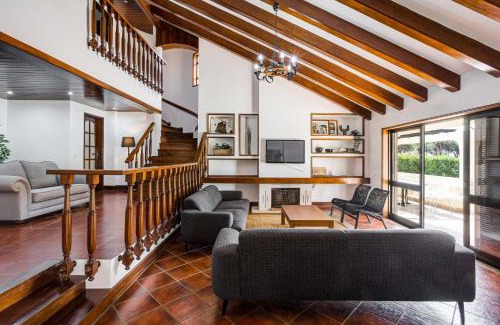 Quarteira Villa | Home Out Vila do Lince - 8 Ensuite, Heated Pool & Gym - Marina Vilamoura