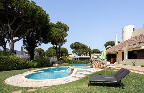 Quarteira Villa | Home Out Vila do Lince - 8 Ensuite, Heated Pool & Gym - Marina Vilamoura