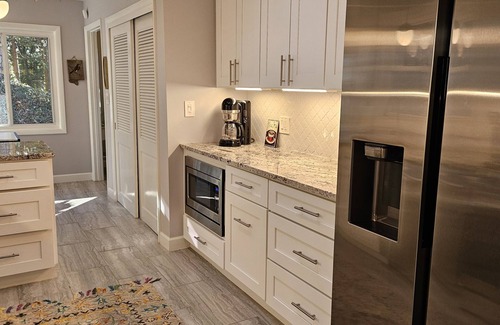 Royal Pines House | Home So Sweet! Space for 8-10 ADD a cottage next door sleeps 4 more. #878525