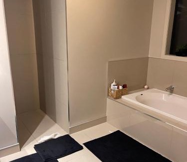Hamilton House | Home Stay Queen Bed Room 1