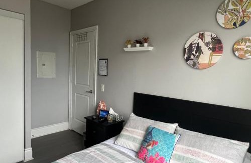 Willowdale House | Home stay - Room with Yonge Street view and 3 Star Hotel Amenities