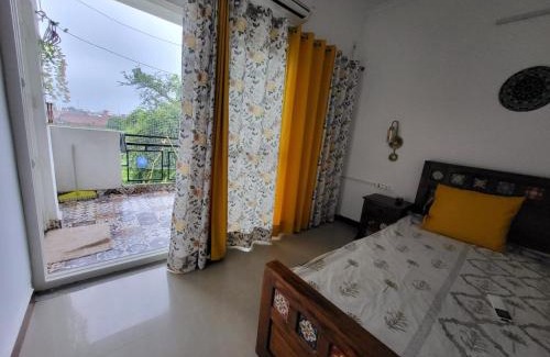 Govardhan Apartment | Home Stay with Giriraj View I On Parikrama Marg I 5 mins to ISKCON & Daan Ghati