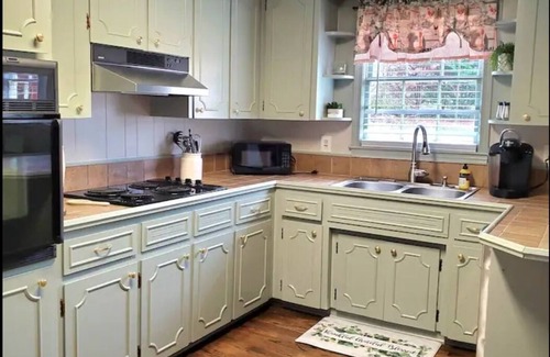 Greer House | Home Sweet Greer near Airport BMW & Downtown