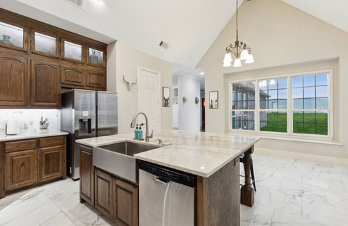 Forney House | Home W/Theater | Poker Room | Hot Tub & More