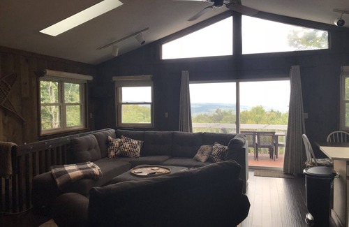Wilmington House | Home with an incredible view of the valley and close to Mount Snow!