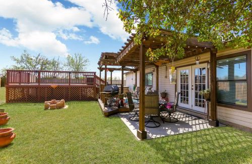 Heritage Villa | Home with pool near Sea World & Lackland