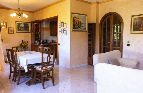 Marta House | Home with Private Garden and Barbecue