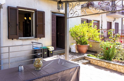 Marta House | Home with Private Garden and Barbecue