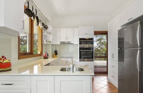 Mount Rivers House | Home with stunning views in Hunter Valley. 10pp hot tub spa & Tesla charger