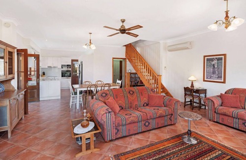 Mount Rivers House | Home with stunning views in Hunter Valley. 10pp hot tub spa & Tesla charger