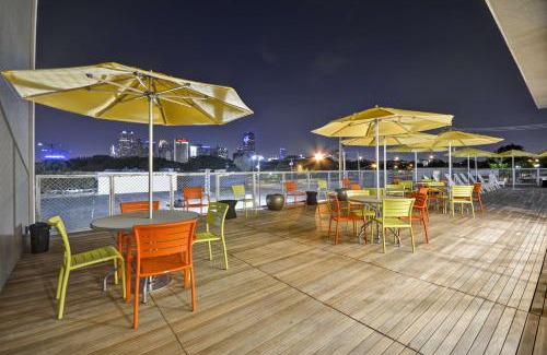 Old East Dallas Hotel | Home2 Suites by Hilton Dallas Downtown at Baylor Scott & White