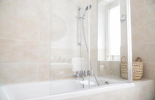 Frohnhausen Apartment | HOMEFY BALCONY APARTMENT - up to 4 people - close to fair - free parking